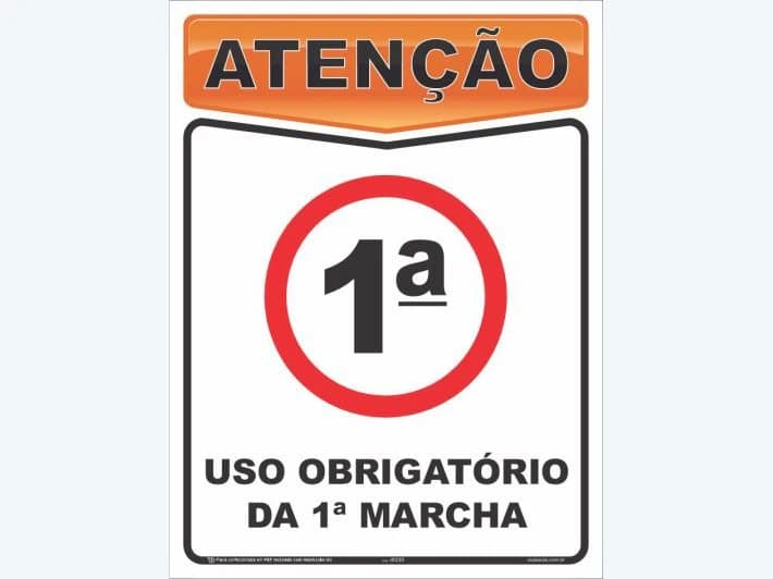 Placa de atenção com a mensagem: Uso obrigatório da 1° marcha