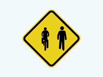 Placa de advertência A-30C: Trânsito compartilhado por ciclistas e pedestres