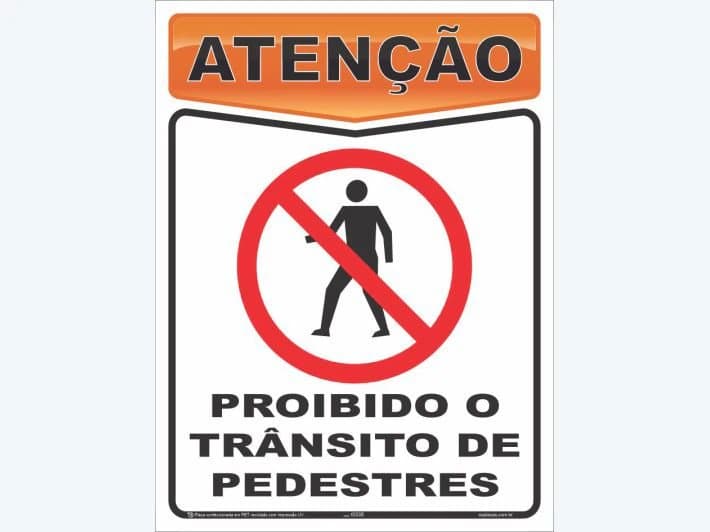 Placa de atenção com a mensagem: Proibido trânsito de pedestres