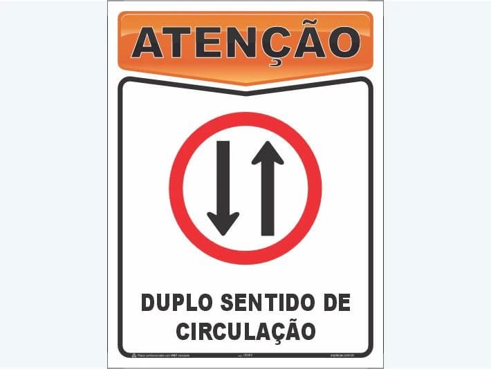 Placa de atenção com a mensagem: Duplo sentido de circulação