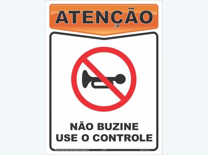 Placa de atenção com a mensagem: Não buzine, use o controle