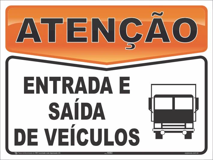 Placa de atenção com a mensagem: Entrada e saída de veículos