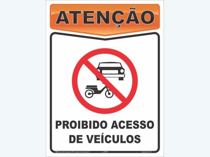 Placa de atenção com a mensagem: Proibido acesso de veículos