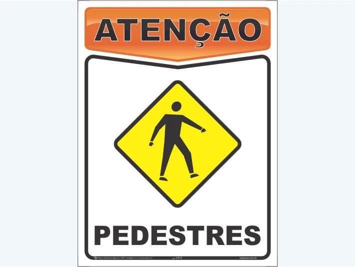 Placa de atenção com a mensagem: Pedestres