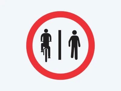 Placa de regulamentação R-36A: Ciclistas à esquerda, pedestres à direita