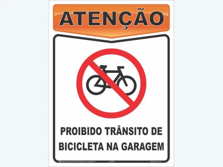 Placa de atenção com a mensagem: Proibido trânsito de bicicleta na garagem
